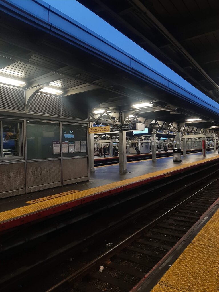 Una foto di Jamaica Station, da questi binari si prende il treno per Penn Station
