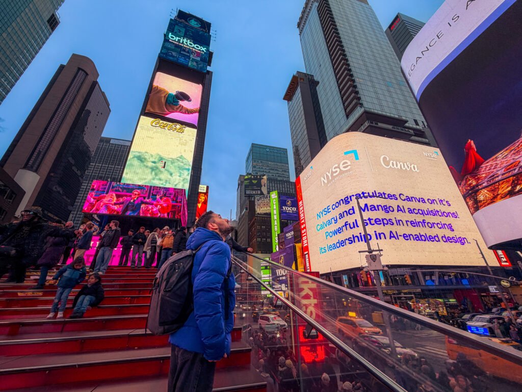 Autore sulle iconiche scale rosse di Times Square a New York che guarda in alto verso i grattacieli durante il viaggio verso il New Jersey