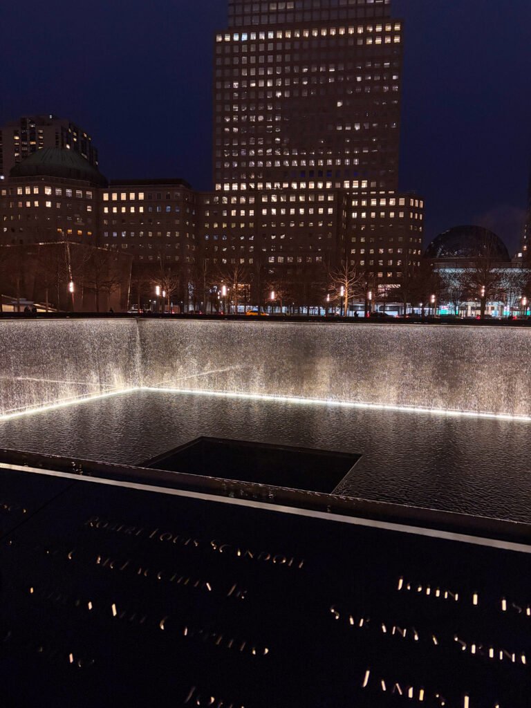 Una delle due suggestive piscine riflettenti del National September 11 Memorial & Museum a New York, dove l'acqua scorre verso il centro nel perimetro delle Torri Gemelle