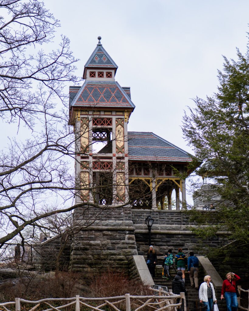 Belvedere Castle circondato dagli alberi a Central Park
