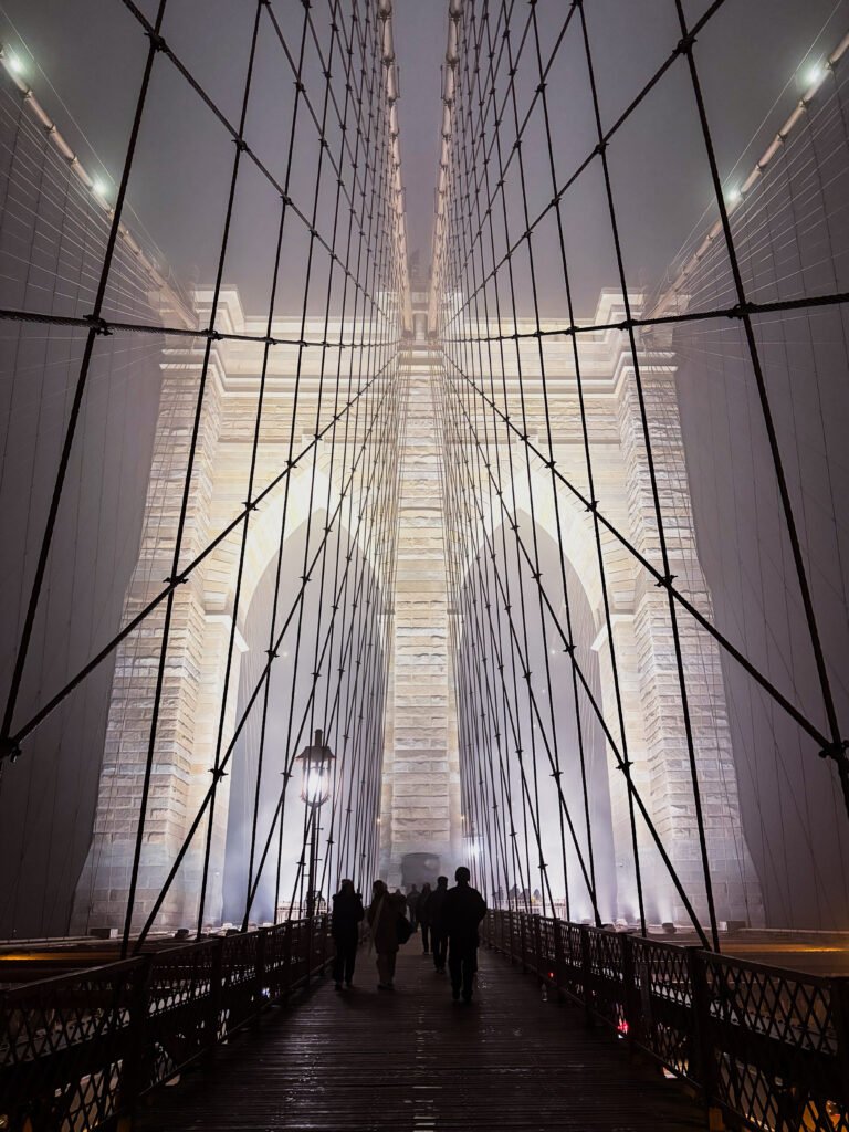 Visuale del Ponte di Brooklyn avvolto dalla nebbia serale