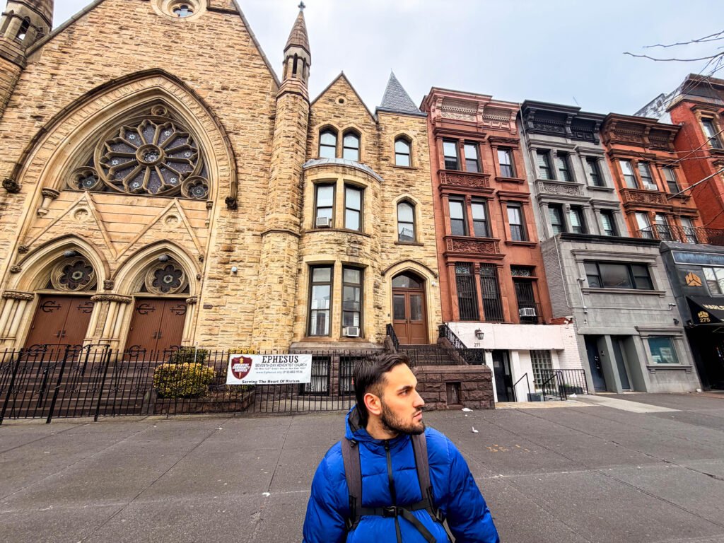 Tipiche case brownstones con scalinata nel quartiere di Harlem