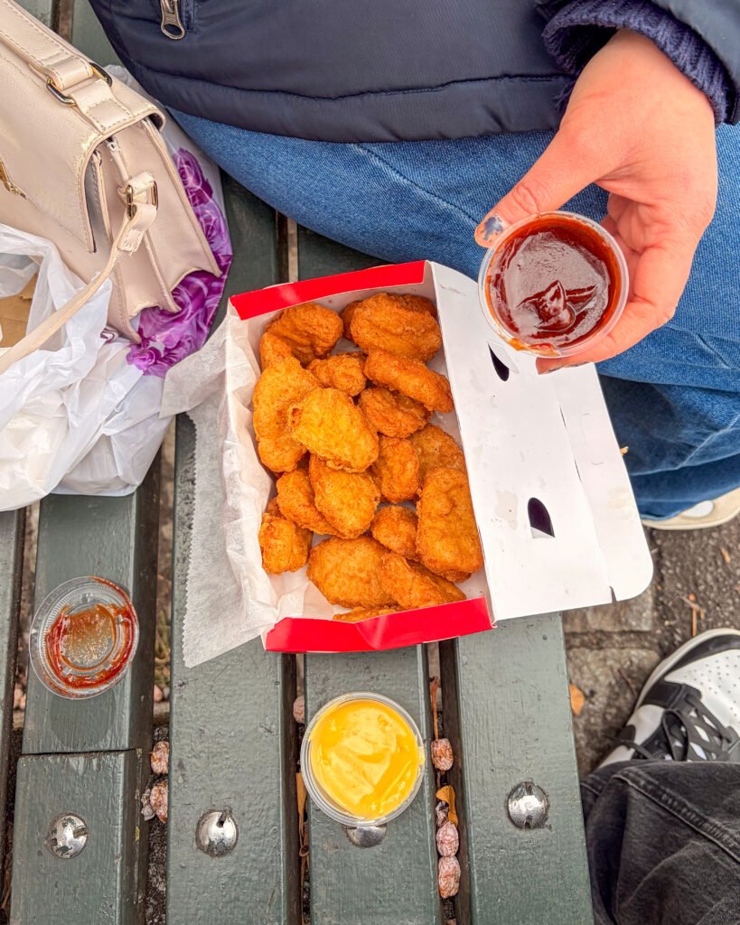 Una confezione di croccanti nuggets di pollo dorati, lo spuntino ideale per ricaricarsi durante un tour a piedi di New York